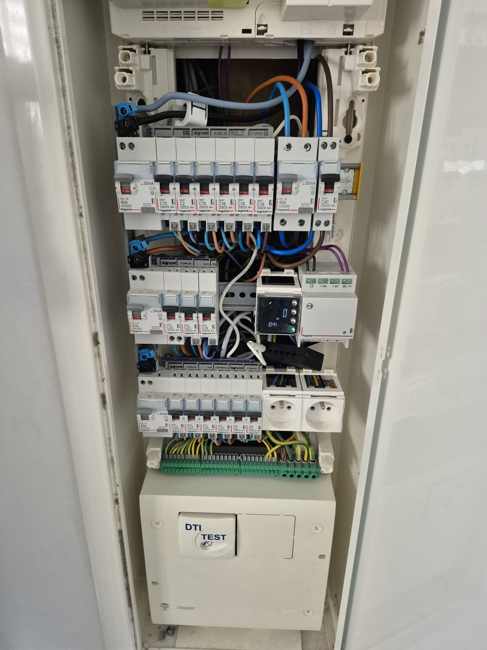 Borne de recharge V2C Trydan installée à Coudekerque-Branche