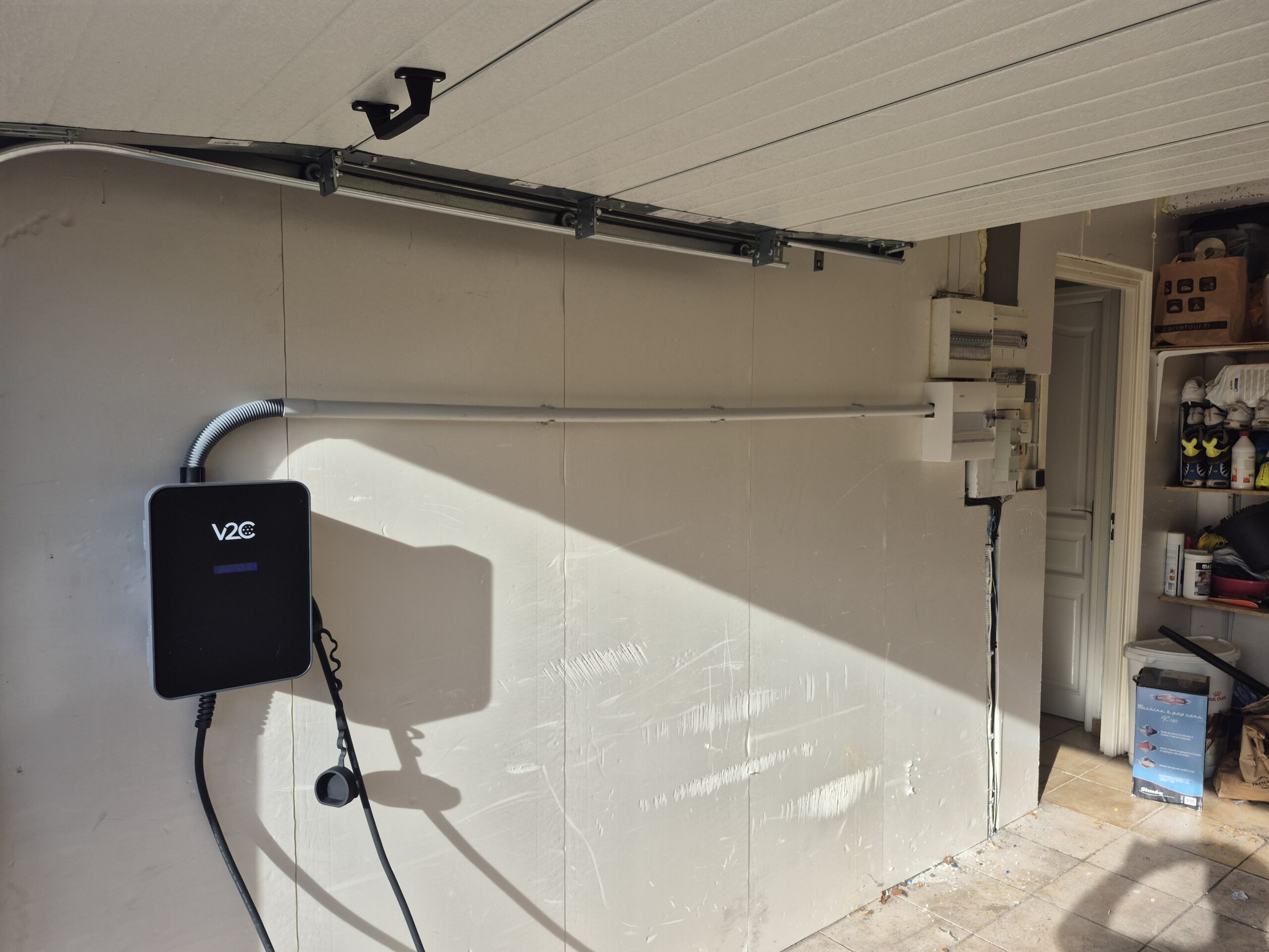 Installation borne de recharge V2C à Lens dans le Pas-de-Calais