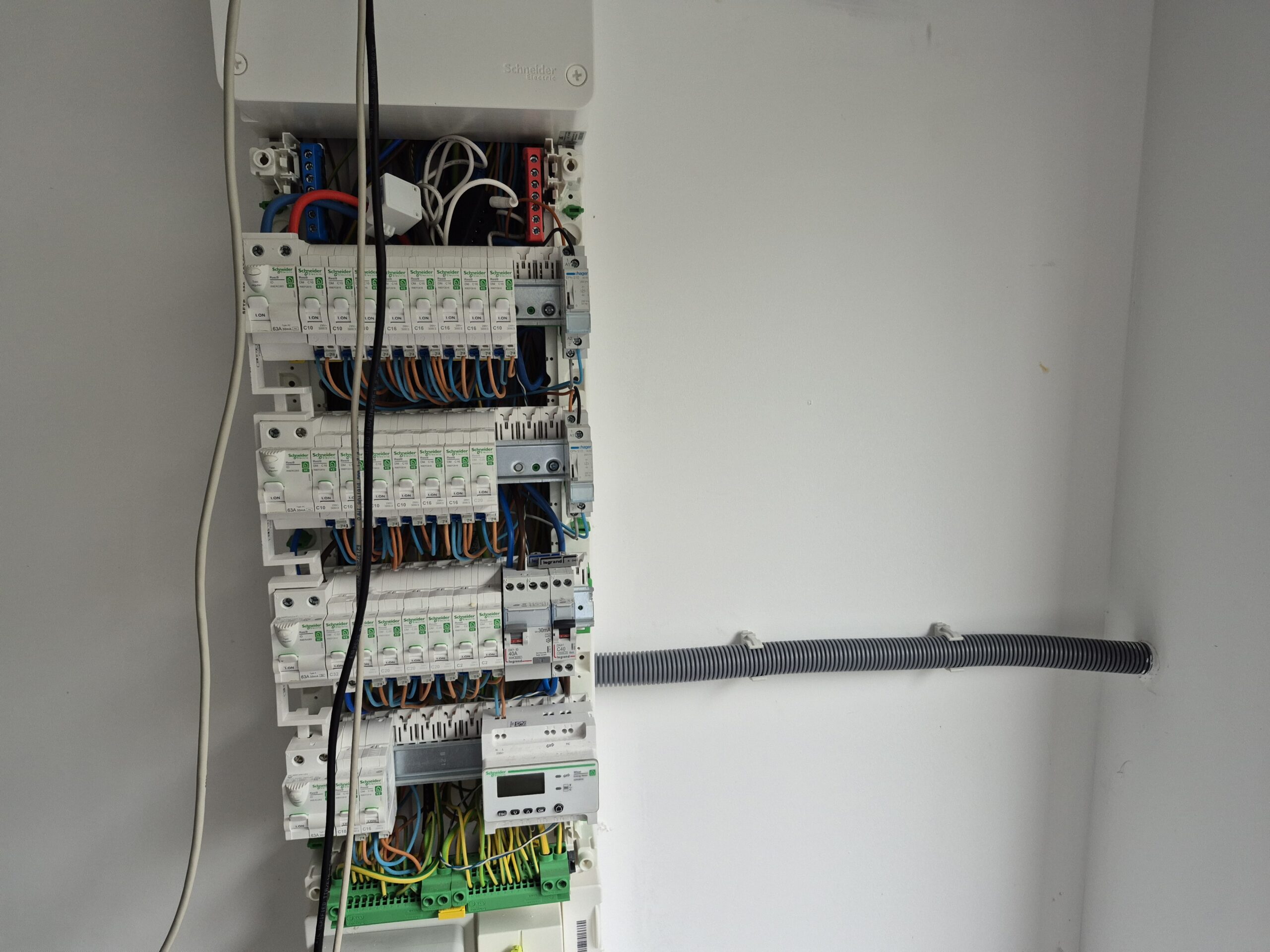 Borne V2C Trydan 7 kW installée à Cappelle-la-Grande dans le Dunkerquois