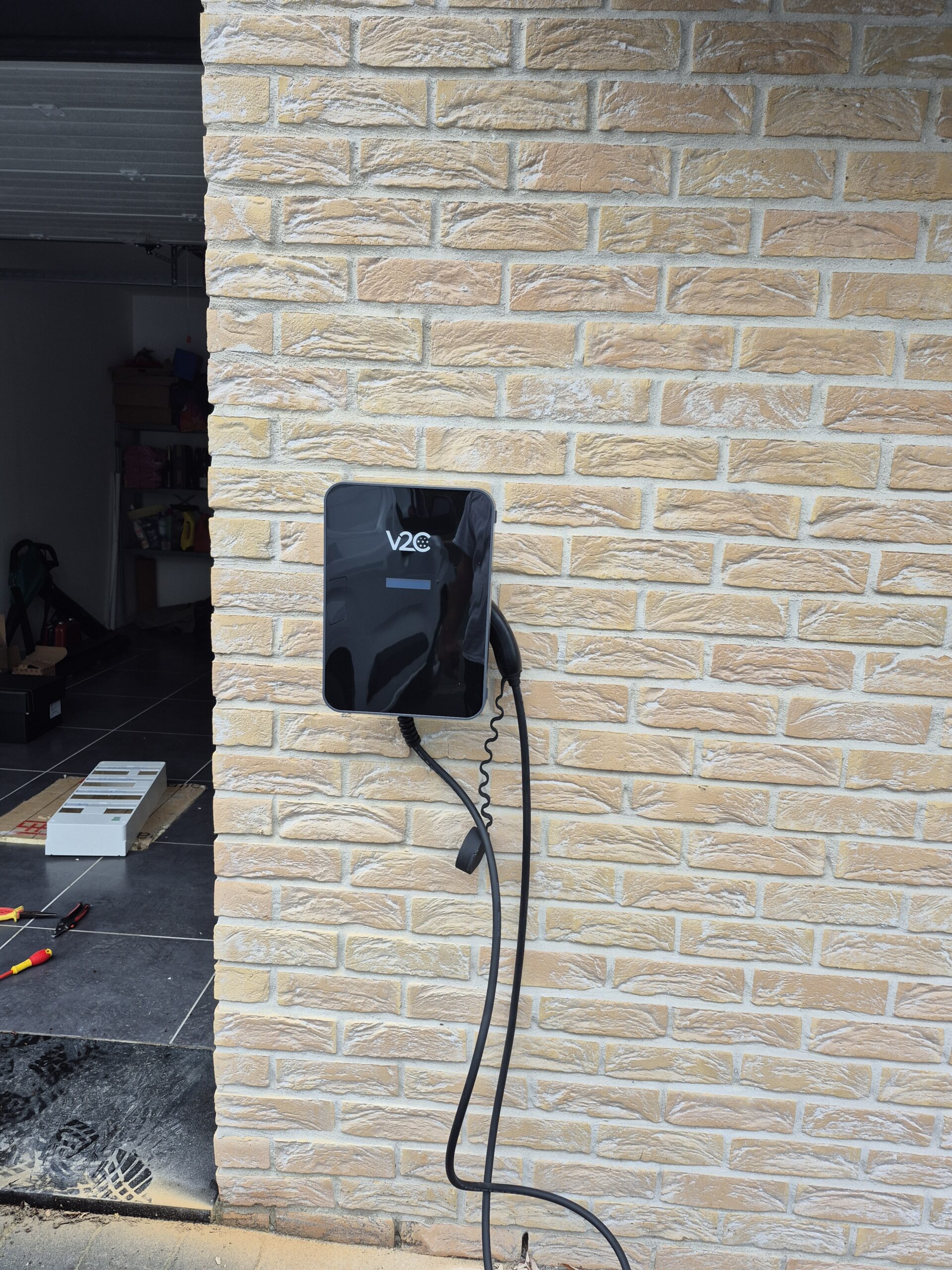 Installation borne de recharge V2C Trydan à Cappelle-la-Grande pour Tesla Model Y