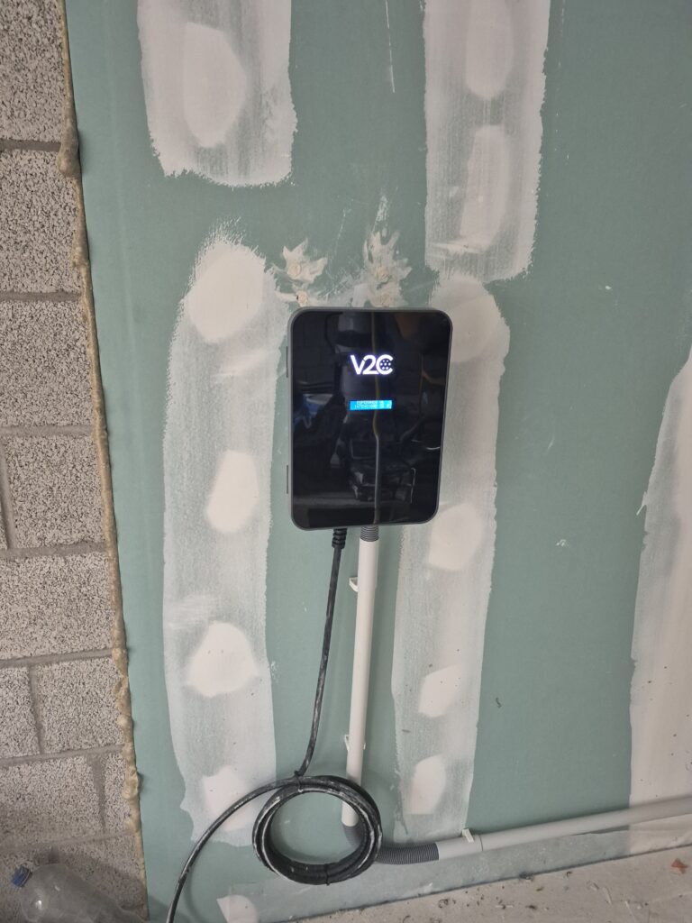 Borne V2C 7 kW à Béthune (62) – Tesla Model Y