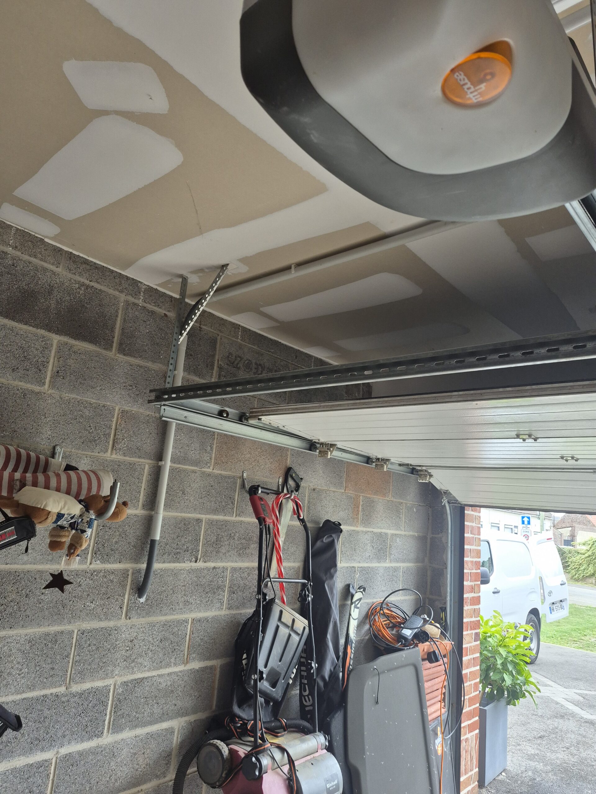 Installation IRVE d'une borne V2C Trydan pour Tesla à Arleux