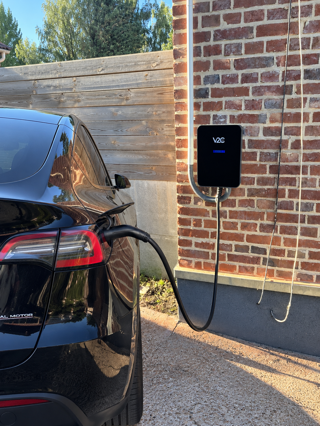 Illustration Tesla noire en charge sur borne V2C Trydan à Éperlecques