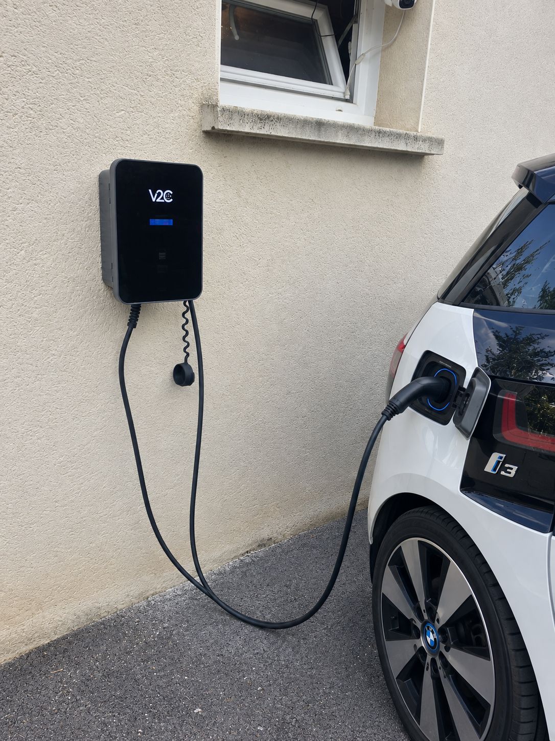 BMW i3 en recharge sur borne V2C 7 kW à Arras